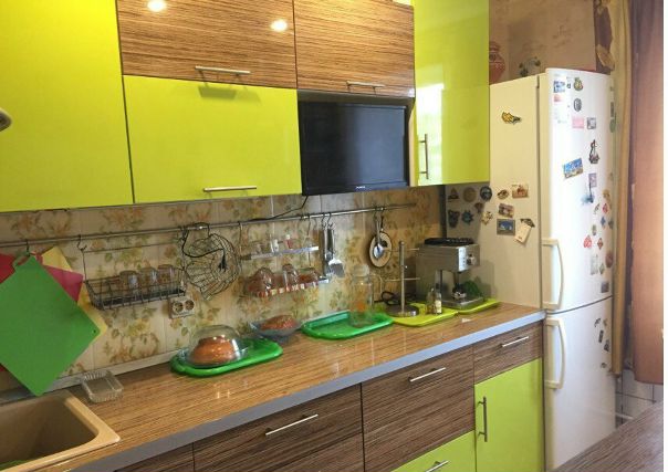 Колпино. Трудящихся бульвар 35, к.2. <br>Продается трёхкомнатная квартира рядом с Колпинским парком. Очень удачное месторасположение, во дворе школа и детский сад, через дорогу несколько магазинов, в шаговой доступности городской парк. Общая площадь 65 кв.м. 6 этаж. Дом кирпичный, 1985 года постройки, ТСЖ. Прописка - Санкт-Петербург. Квартира в хорошем состоянии, можно заехать и жить. В собственности более 20 лет, подходит под ипотеку и субсидии. <br>С/у Раздельный.<br>Застекленный балкон.<br>Просторная двусторонняя планировка, кухня 8 м., комнаты 16,3 м. , 12,5 10,2 изолированные.<br>Квартира не ребует вложений, новая встроенная кухня и техника, с/у кафель, чисто и аккуратно.<br>Бонус для покупателя, вместительный шкаф-купе, встроенная кухня и техника.<br>Зеленый и благоустроенный двор.<br>Достаточное место для парковки в любое время.<br>Ухоженная парадная, 2 лифта.<br>Развитая социальная и торгово-развлекательная инфраструктура.<br>Хорошая транспортная доступность до КАД и метро.<br>Цена 4 600 000 - фото Фото: Колпино. Трудящихся бульвар 35, к.2. <br>Продается трёхкомнатная квартира рядом с Колпинским парком. Очень удачное месторасположение, во дворе школа и детский сад, через дорогу несколько магазинов, в шаговой доступности городской парк. Общая площадь 65 кв.м. 6 этаж. Дом кирпичный, 1985 года постройки, ТСЖ. Прописка - Санкт-Петербург. Квартира в хорошем состоянии, можно заехать и жить. В собственности более 20 лет, подходит под ипотеку и субсидии. <br>С/у Раздельный.<br>Застекленный балкон.<br>Просторная двусторонняя планировка, кухня 8 м., комнаты 16,3 м. , 12,5 10,2 изолированные.<br>Квартира не ребует вложений, новая встроенная кухня и техника, с/у кафель, чисто и аккуратно.<br>Бонус для покупателя, вместительный шкаф-купе, встроенная кухня и техника.<br>Зеленый и благоустроенный двор.<br>Достаточное место для парковки в любое время.<br>Ухоженная парадная, 2 лифта.<br>Развитая социальная и торгово-развлекательная инфраструктура.<br>Хорошая транспортная доступность до КАД и метро.<br>Цена 4 600 000