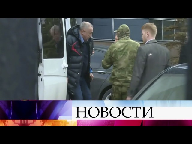 Актриса читает книгу сидя на вибраторе