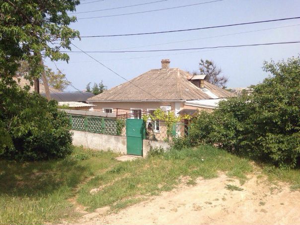 Продам 1/2 дома р-н Автовокзал (Красная горка ул.Артиллеристов ) 50 кв.м.(2 комнаты на 1ом этаже,2комнаты на 2ом) +2,5 сотки земли. Свет подключен, вода на участке есть, отопление печное(электро), газ не заведен. До магазина 2 минуты, до школы 7минут, 2 остановки до центра города. Торг<br>Остальные вопросы по телефону Роман <br>+79781077230<br><br>2100000 - фото Фото: Продам 1/2 дома р-н Автовокзал (Красная горка ул.Артиллеристов ) 50 кв.м.(2 комнаты на 1ом этаже,2комнаты на 2ом) +2,5 сотки земли. Свет подключен, вода на участке есть, отопление печное(электро), газ не заведен. До магазина 2 минуты, до школы 7минут, 2 остановки до центра города. Торг<br>Остальные вопросы по телефону Роман <br>+79781077230<br><br>2100000