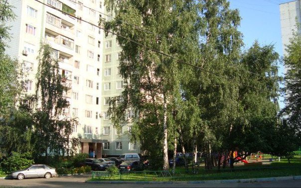 Сдается однокомнатная квартира в районе Бирюлево - Восточное, м. Кантемировская 20 мин. транспортом, 7 минут пешком до станции Бирюлево-пассажирская и через 20 минут вы уже в центре на м. Павелецкая. <br>Во дворе детская площадка. Рядом школа и детский сад. Стоянка для авто стихийная. <br>Квартира после косметического ремонта, очень уютная, чистая, светлая. Окна ПВХ новые. Балкон застеклён. В комнате (20 кв.м.) стенка, 2 дивана - кровати, 2 кресла, одно раскладывается. На кухне (9 кв.м.) - кухонный гарнитур. В прихожей - шкаф с зеркалом. Санузел совмещён. <br>Из бытовой техники: новая электроплита, холодильник, стиральная машина автомат, ТВ. <br>Сдается на длительный срок. <br>Стоимость 23 000 руб. в месяц + залог за последний месяц ( можно разбить) + коммунальные платежи по счетчикам (свет, вода), интернет (если есть необходимость, WI-FI имеется). <br>Рассмотрим граждан РФ, без животных. <br>Все остальные вопросы по телефону 89096387997- Александр - фото Фото: Сдается однокомнатная квартира в районе Бирюлево - Восточное, м. Кантемировская 20 мин. транспортом, 7 минут пешком до станции Бирюлево-пассажирская и через 20 минут вы уже в центре на м. Павелецкая. <br>Во дворе детская площадка. Рядом школа и детский сад. Стоянка для авто стихийная. <br>Квартира после косметического ремонта, очень уютная, чистая, светлая. Окна ПВХ новые. Балкон застеклён. В комнате (20 кв.м.) стенка, 2 дивана - кровати, 2 кресла, одно раскладывается. На кухне (9 кв.м.) - кухонный гарнитур. В прихожей - шкаф с зеркалом. Санузел совмещён. <br>Из бытовой техники: новая электроплита, холодильник, стиральная машина автомат, ТВ. <br>Сдается на длительный срок. <br>Стоимость 23 000 руб. в месяц + залог за последний месяц ( можно разбить) + коммунальные платежи по счетчикам (свет, вода), интернет (если есть необходимость, WI-FI имеется). <br>Рассмотрим граждан РФ, без животных. <br>Все остальные вопросы по телефону 89096387997- Александр