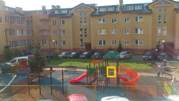 Комната в трешке одному человеку - славяне,девушка (можно с ребенком старше 10 лет), либо мужчина (до 35 лет). Строго без вредных привычек,без животных. Семейные пары не рассматриваем.<br>Комната 18 кв.м. с лоджией в 3 к. кв. на длительный срок в Новой Москве (усадьба Остафьево) Общая площадь квартиры 90,2 кв.м,просторная кухня 17,8 кв.м.Полностью огороженная территория,парковка для авто.В квартире евроремонт с изолированными комнатами,встроенная кухня,стир.машина-автомат,холодильник,wi-fi.С/у раздельный,тёплые полы.Продуктовый магазин круглосуточный в доме.В шаговой доступности поликлинника,сбербанк.Через дорогу новая большая школа.Очень тихо,спокойно.В 5 мин.ходьбы парк-усадьба Остафьево,пруды.Непосредственно у дома остановка транспорта до ст.м.Бунинская аллея (15 мин),ст.Б-р Дм.Донского (20мин),ст.Щербинка (8 мин).Аренда 14000 руб. Залог 3000 руб.Вода,свет по счетчикам (~500 руб).Проживание без хозяев.<br><br>Номер для связи: 8(962)990-08-23 - Елена - фото Фото: Комната в трешке одному человеку - славяне,девушка (можно с ребенком старше 10 лет), либо мужчина (до 35 лет). Строго без вредных привычек,без животных. Семейные пары не рассматриваем.<br>Комната 18 кв.м. с лоджией в 3 к. кв. на длительный срок в Новой Москве (усадьба Остафьево) Общая площадь квартиры 90,2 кв.м,просторная кухня 17,8 кв.м.Полностью огороженная территория,парковка для авто.В квартире евроремонт с изолированными комнатами,встроенная кухня,стир.машина-автомат,холодильник,wi-fi.С/у раздельный,тёплые полы.Продуктовый магазин круглосуточный в доме.В шаговой доступности поликлинника,сбербанк.Через дорогу новая большая школа.Очень тихо,спокойно.В 5 мин.ходьбы парк-усадьба Остафьево,пруды.Непосредственно у дома остановка транспорта до ст.м.Бунинская аллея (15 мин),ст.Б-р Дм.Донского (20мин),ст.Щербинка (8 мин).Аренда 14000 руб. Залог 3000 руб.Вода,свет по счетчикам (~500 руб).Проживание без хозяев.<br><br>Номер для связи: 8(962)990-08-23 - Елена