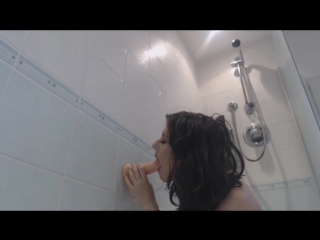 domashnee-foto-devushka-igraet-s-rezinovim-chlenom