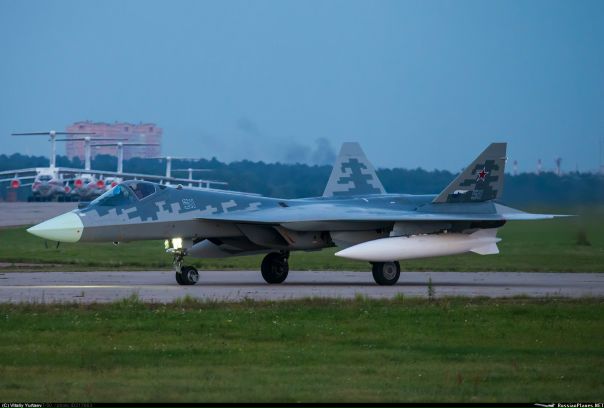 Представлены первые фотографии нового образца истребителя Су-57 