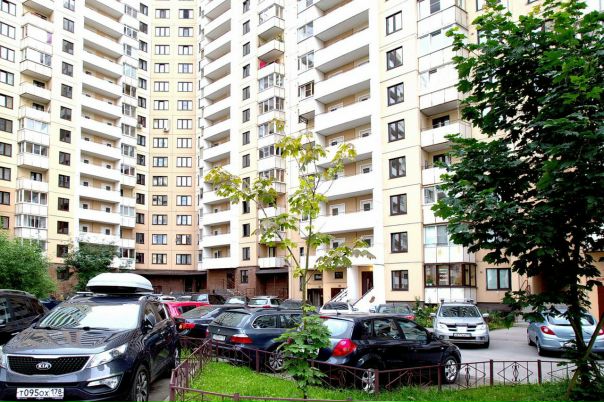 Ленинский пр., 74к1<br><br>Продается замечательная двусторонняя квартира в экологически чистом районе. Дом построен в 2010 году. Повышенной комфортности, рядом есть бесплатная парковка. На этаже всего 4 квартиры. Хорошая транспортная доступность. До метро Ленинский пр.10 мин.на маршрутке. Рядом с домом расположены парки, школы, лицеи, детские сады, магазины, поликлиника. В квартире есть гардеробная комната. Собственность более 3 лет. Один взрослый собственник. Подходит под ипотеку. Прямая продажа.<br>Цена 5 200 000 - фото Фото: Ленинский пр., 74к1<br><br>Продается замечательная двусторонняя квартира в экологически чистом районе. Дом построен в 2010 году. Повышенной комфортности, рядом есть бесплатная парковка. На этаже всего 4 квартиры. Хорошая транспортная доступность. До метро Ленинский пр.10 мин.на маршрутке. Рядом с домом расположены парки, школы, лицеи, детские сады, магазины, поликлиника. В квартире есть гардеробная комната. Собственность более 3 лет. Один взрослый собственник. Подходит под ипотеку. Прямая продажа.<br>Цена 5 200 000