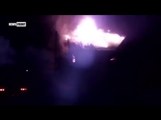 Вечер, 17 июля Прямое попадание снаряда #ВСУ в дом в Донецке. Второй этаж дома полностью сгорел. Хорошо, что в доме никого не бы