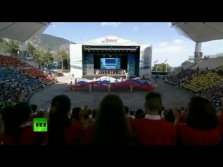 Флаги ДНР и ЛНР на открытии смены в Артеке с Путиным.