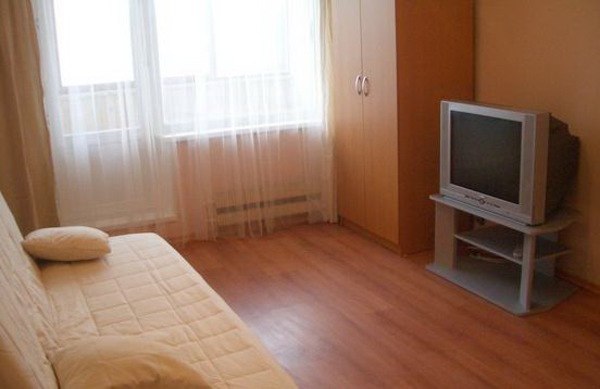 Сдаю без комиссии 2-ком кв.МО, г. Пушкино, Дзержинец, 18. ВДНХ-25 мин.трансп/станция – 15 мин.пешком. 50 кв.м 18 и 10 изолир. Кух.7. Сделан косметический ремонт, вся бытовая техника – стир.маш Indesit, 2 TV и мебель. Чистая, уютная, хорошая квартира. Рядом магазины, школа, д/сад. <br>Сдаю на длительный срок семье славян, без животных. Хозяин. 23.000 руб/мес <br>+7 905 575-85-98 Олег - фото Фото: Сдаю без комиссии 2-ком кв.МО, г. Пушкино, Дзержинец, 18. ВДНХ-25 мин.трансп/станция – 15 мин.пешком. 50 кв.м 18 и 10 изолир. Кух.7. Сделан косметический ремонт, вся бытовая техника – стир.маш Indesit, 2 TV и мебель. Чистая, уютная, хорошая квартира. Рядом магазины, школа, д/сад. <br>Сдаю на длительный срок семье славян, без животных. Хозяин. 23.000 руб/мес <br>+7 905 575-85-98 Олег
