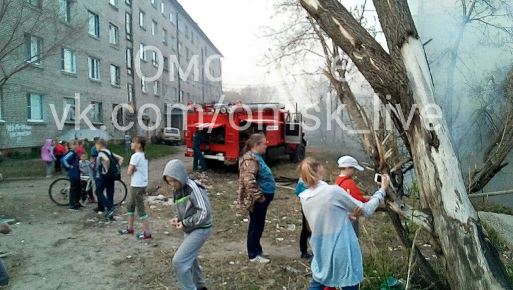Омские пожарные отбили пламя с полей от многоэтажек
