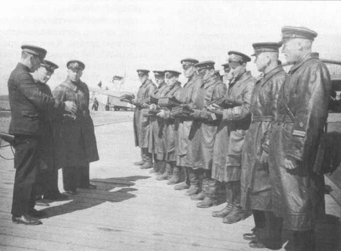 Предполетный инструктаж пилотов МБР-2 из 119-го МРАП перед вылетом на ночную бомбардировку