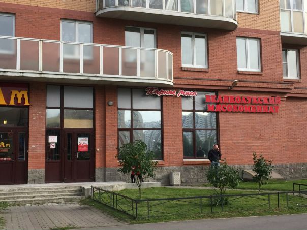 Богатырский пр., 55к1<br><br>Сдается торговое помещение на первой линии перекрестка Богатырского проспекта и Туристской улицы, в густонаселенном жилом массиве. На перекрестке остановки общественного транспорта и два пешеходных перехода. В непосредственной близости магазин Spar. Вход с Туристской улицы, большие витринные окна, возможность размещения рекламы на фасаде дома. Выполнен хороший ремонт. Электричество 25 кВт.<br>Вход: отдельный с улицы, отдельный со двора.<br>Высота потолков: 4,32 м/3,90 м.<br>В настоящий момент арендует Великолукский мясокомбинат.<br>187 000 руб. - фото Фото: Богатырский пр., 55к1<br><br>Сдается торговое помещение на первой линии перекрестка Богатырского проспекта и Туристской улицы, в густонаселенном жилом массиве. На перекрестке остановки общественного транспорта и два пешеходных перехода. В непосредственной близости магазин Spar. Вход с Туристской улицы, большие витринные окна, возможность размещения рекламы на фасаде дома. Выполнен хороший ремонт. Электричество 25 кВт.<br>Вход: отдельный с улицы, отдельный со двора.<br>Высота потолков: 4,32 м/3,90 м.<br>В настоящий момент арендует Великолукский мясокомбинат.<br>187 000 руб.