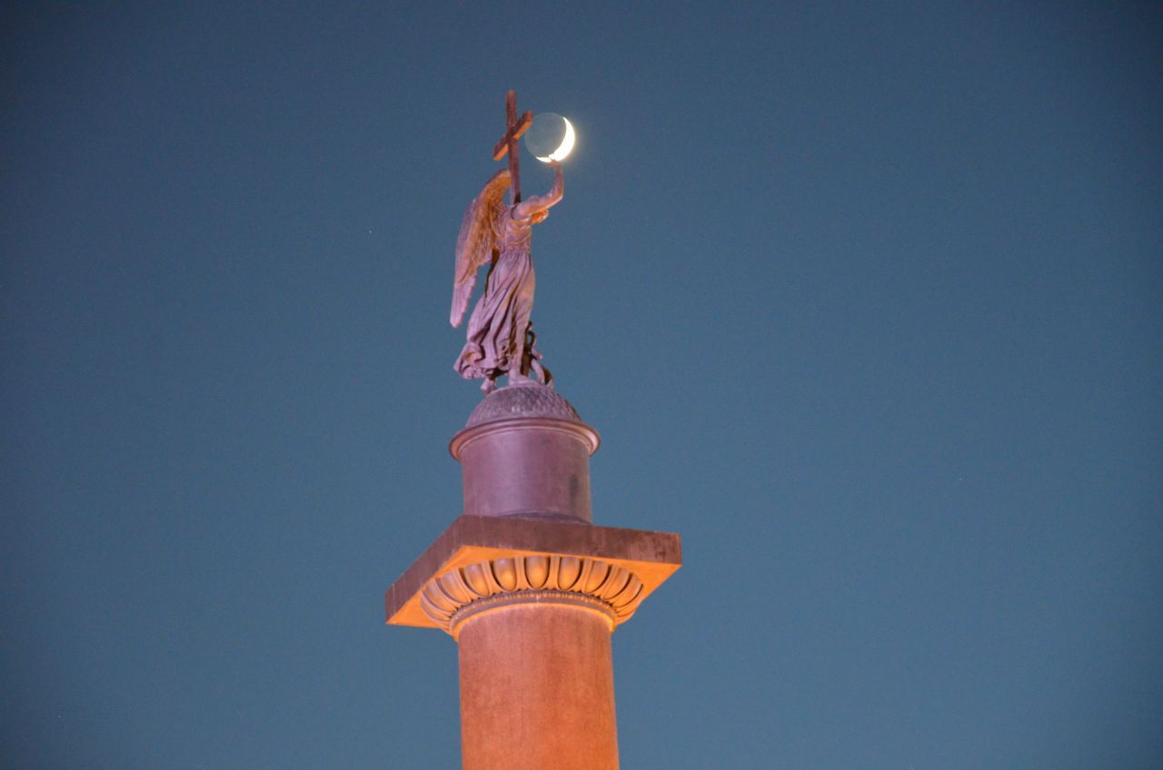 OXqiAU_KUOY Александровская колонна в Санкт-Петербурге.