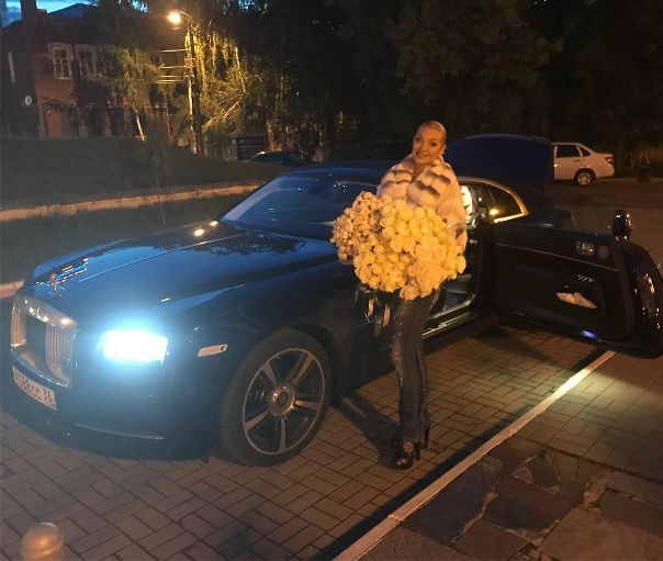 Анастасия Волочкова носит шубу в начале лета!