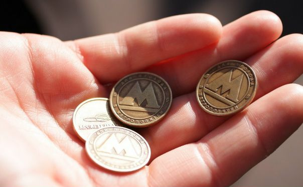 Фото: Метрополитен считает, что жетон в 2018 году должен стоить 50 рублей<br><br>«Петербургский метрополитен» заявил о повышении экономически обоснованной стоимости проезда до 50 рублей. На текущий год она составляла 49 рублей.<br><br>О заявке предприятия на 2018 год рассказал журналистам 26 июля глава комитета по тарифам Дмитрий Коптин. Согласно отчету ведомства, на 2017 год была установлена планка в 49 рублей, при этом проезд стоит 45 рублей. Как известно, Смольный никогда не устанавливает окончательный тариф, равный экономически обоснованному, выпадающие доходы метрополитену компенсируют за счет субсидий.<br><br>Цену жетона для граждан определяют, исходя из возможностей бюджета по предоставлению этой субсидии.<br><br>Дмитрий Коптин также отметил, что при обосновании предельного тарифа на 2017 год метрополитен завысил свои предполагаемые расходы на 688 млн рублей. Так же поступил и