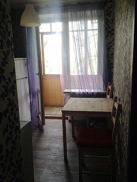 Фото: Сдам уютную двушку на втором этаже 16-этажного дома. Квартира счастливая, все девчонки или замуж выходят или за границу уезжают :)) <br>  Кухня икея, пол дубовый паркет, новая стиральная машинка, застекленный балкон, стеклопакеты, двойной ряд батарей. Окна во двор, улица тихая и зелёная. Пешком 15 мин от метро Щелковская или две остановки на любом трасепорте . <br> Я хорошая хозяйка, не приезжаю, не донимаю проверками , деньги на карточку. Ищу таких же приятных жильцов :) пишите в личные сообщения или звоните 89031о46151. PS пианино и кресла с письменным столом уже уехали, новых фото пока нет 