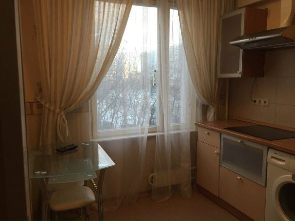 Фото: СДАЮ 1-комнатную квартиру м.МАРЬИНО 15 мин пешком.<br> В квартире есть вся необходимая мебель и бытовая техника.Уютная с приятной атмосферой. Хорошая инфраструктура (супермаркеты, ТЦ, спорт залы и т.д. ) <br> 31.000руб+вода свет <br>Депозит 50% <br>НЕ агенство <br>По Всем Вопросам Звоните, пожалуйста, по номеру 8-925-405-15-87!