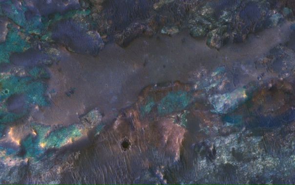 Межпланетная станция MRO сфотографировала разноцветные скалы на Марсе. 