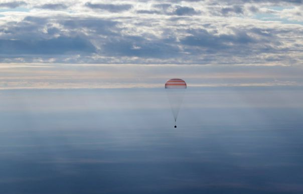 Возвращение на Землю членов экипажа космического корабля «Союз МС-03». 