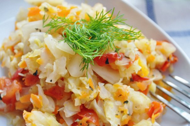 Тушеная капуста с овощами 