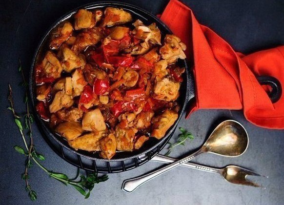 Тушеная курица со сладким перцем 