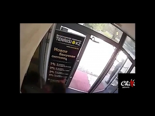Девушка показала грудь охраннику за то, что он не давал ей курить