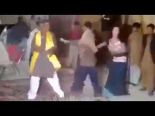 Mujer china se vuelve loca cuando un Musulman la saca a bailar!