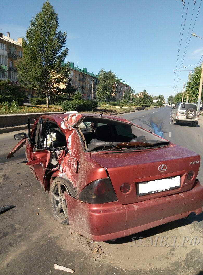 В Омске Lexus въехал в столб, госпитализированы пятеро В Омске Lexus въехал в столб, госпитализированы пятеро