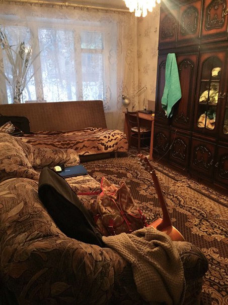 Фото: СРОЧНО Сдаётся Койко место с 15 июня. Собственник!<br>Москва,  Славянский бульвар или  Молодежная. <br>Ищем ДЕВОЧКУ  (парней, пары не рассматриваем!) на подселение в 2х комнатной квартире. Соседки 2 молодые девушки. Жить с одной из девочек в комнате. В комнате 2 дивана, кресло, большой шкаф, стол. Холодильник, стиральная машинка, СВЧ-печь на общем пользовании. Интернет- wi fi. В квартире типовой ремонт. Мебель 2000х годов. <br> <br>В кварите животные (маленькая собака и коты), поэтому только для любителей животных!  Животных в сдаваемую комнату не пускаем. <br>Жкх, свет оплачивается отедельно, делится на всех. Интернет 500рмесяц так же оплачивается на троих (можно не платить, если не будите использовать).  Молодежная и  Славянский бульвар в 10 минутах езды на общ.транспорте  До м. Киевской ехать 20 минут на маршрутке. <br>Около дома зеленый парк с прудом , в пешей доступности аптека , продуктовый магазин , бассейн , фитнес клуб , банк , кафе , платформа Рабочий поселок . На Молодежной новый большой ТЦ Кунцево плаза (Ашан), на Славянском бульваре ТЦ Океания, на Киевской ТЦ Европейский  <br> <br>От вас требуется немного адекватности , платежеспособность, любовь к животным, не конфликтность и чистоплотность на уровне 