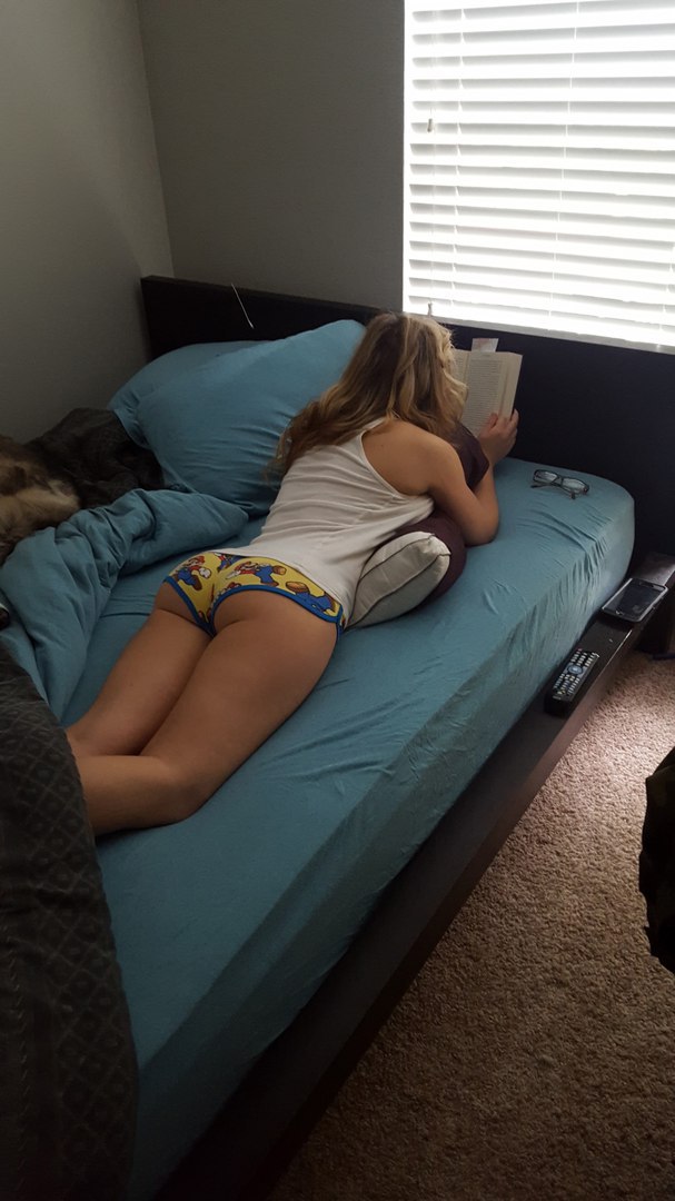 Freak hoe rides beer bottle in pussy