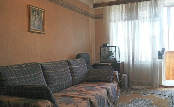 СДАЮ без комиссии КОМНАТУ 18 м2 с застекленным балконом в очень уютной трёшке на Гражданском пр. 92 до м. АКАДЕМИЧЕСКАЯ 8 мин. пешком (откроют 1 июля). До м. ГРАЖДАНСКИЙ ПР. 20 мин. пешком. Развитая инфраструктура, рядом Муринский парк и Сосновка, множество торговых центров, магазинов, квартира в отличном состоянии, отделка стен и кухонный гарнитур из натурального дуба, паркет, новый холодильник, вся бытовая техника, микроволновка, чайник, пылесос, wi-fi :) <br>В комнате импортная мебель, раскладной диван, стенка-шкафы, стол письменный, кресло. <br>Соседи 2 молодых парня. У нас тишина и порядок! <br>Без животных!!! ФОТО у меня на стене. <br>Для 1го 13500р+ку. Для 2х 14000+ку. Залог 7000р. Заселение с 03-06 июня! - фото Фото: СДАЮ без комиссии КОМНАТУ 18 м2 с застекленным балконом в очень уютной трёшке на Гражданском пр. 92 до м. АКАДЕМИЧЕСКАЯ 8 мин. пешком (откроют 1 июля). До м. ГРАЖДАНСКИЙ ПР. 20 мин. пешком. Развитая инфраструктура, рядом Муринский парк и Сосновка, множество торговых центров, магазинов, квартира в отличном состоянии, отделка стен и кухонный гарнитур из натурального дуба, паркет, новый холодильник, вся бытовая техника, микроволновка, чайник, пылесос, wi-fi :) <br>В комнате импортная мебель, раскладной диван, стенка-шкафы, стол письменный, кресло. <br>Соседи 2 молодых парня. У нас тишина и порядок! <br>Без животных!!! ФОТО у меня на стене. <br>Для 1го 13500р+ку. Для 2х 14000+ку. Залог 7000р. Заселение с 03-06 июня!