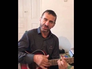 АСХАБ БУРСАГОВ ИГРАЕТ НА ГИТАРЕ