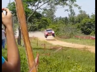 Rally Dakar 2017 - Etapa 2 - Nasser Al Attiyah al borde del vuelco.