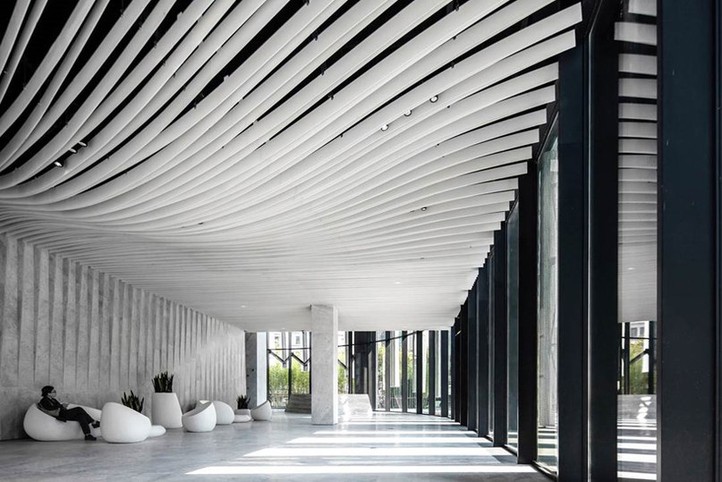 kengo kuma creates a pleated aluminum mesh