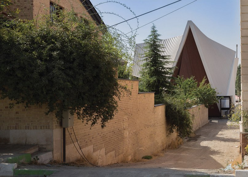 Next Office builds curvy Tehran house that