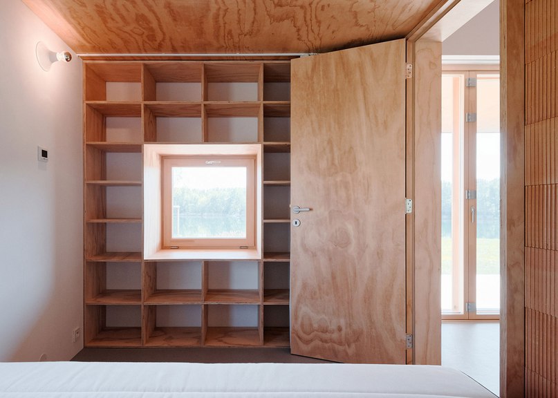 JRKVC’s lakeside house optimises small footprint with