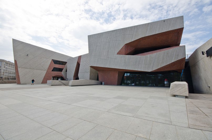 fernando menis completes highly flexible auditorium in