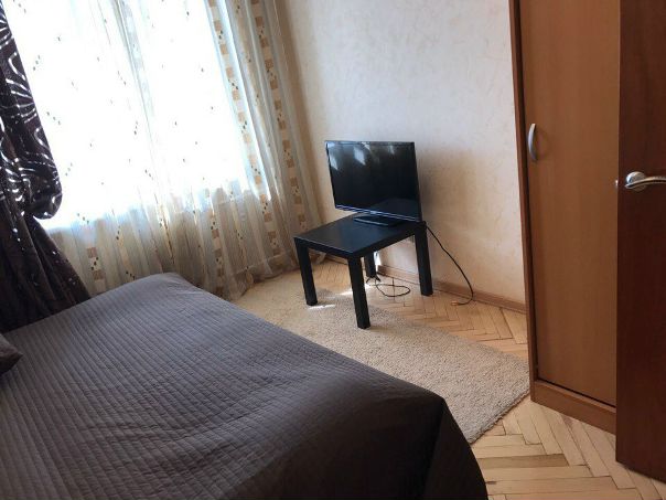 Фото: Агентам не беспокоить! <br>Срочно ищем соседку в отдельную изолированную комнату 15 кв.м. Телевизор, диван-кровать, тумбочка. Квартира очень чистая, после косметического ремонта. Новый холодильник, стиральная машина, пластиковые окна, Wi-fi. <br>Квартира недалеко (7 мин) от метро Достоевская, Марьина роща, Менделеевская, Новослободская, Рижская, Цветной бульвар, Проспект мира. Недалеко от театра Советской армии, планеты КВН, Фестивального и Екатерининского парка, арт-галерея 