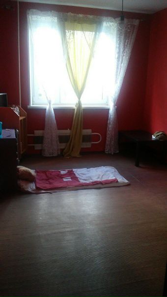 Друзья! Срочно!!! Комната на Добрынинской!))) <br>Центр! Добрынинская! 7 минут до метро! Кто хочет начать новый этап в жизни и переехать в центр<br>С августа, очаровательная комната в хорошей 3х комнатной квартире на Добрынинской, на длительный срок, ищет своего хозяина/хозяйку. Уютная, небольшая, стильная, с минимумом необходимого, большим встроенным шкафом, с общей просторной кухней с выходом на балкон. От метро Добрынинская/Серпуховская 7 минут пешком, имеется внутренняя парковка для авто. Район тихий-уютный, рядом Садовое кольцо, а развитая инфраструктура позволяет обнаружить совсем рядом с домом Пятерочку-Дикси-Азбуку Вкуса 24часа, Магазин индийских продуктов, рынок выходного дня, Даниловский рынок, Сыроедческое кафе и не только!)), студия йоги, бассейны...и т.д.) - а главное удобная коммуникация!<br>Крайний срок заезда 10 августа (это день оплаты). О себе: девушка и парень творческих профессий, иногда они такими не кажутся))) с плавающим графиком работы, поэтому бывает проводим дома порой значительную часть времени. Из вредных привычек – люблю петь и танцевать, особенно когда готовлю))<br>А теперь важное))) уют и чистота – очень ценные качества для нас. Любовь к общению, с уважаем личного пространства. Гостям всегда рады, но ночные шумные тусовки не приветствуются. Рады будем видеть в соседях людей с позитивным взглядом на жизнь, ценящих и уважающих друг друга, любящих чистоту и поддерживающих ее, свободных от курения, алкозависимости, готовки и употребления мяса дома))<br>Цена комнаты – 20 000 рублей + вода-свет-интернет (в месяц выходит примерно 1000, может чуть меньше). По всем вопросам просьба писать в личку. Любимый сосед, well come!)) <br>За репост - огромные благодарности! Этим вы кому-то сейчас помогаете обрести!)<br> Рябова - фото Фото: Друзья! Срочно!!! Комната на Добрынинской!))) <br>Центр! Добрынинская! 7 минут до метро! Кто хочет начать новый этап в жизни и переехать в центр<br>С августа, очаровательная комната в хорошей 3х комнатной квартире на Добрынинской, на длительный срок, ищет своего хозяина/хозяйку. Уютная, небольшая, стильная, с минимумом необходимого, большим встроенным шкафом, с общей просторной кухней с выходом на балкон. От метро Добрынинская/Серпуховская 7 минут пешком, имеется внутренняя парковка для авто. Район тихий-уютный, рядом Садовое кольцо, а развитая инфраструктура позволяет обнаружить совсем рядом с домом Пятерочку-Дикси-Азбуку Вкуса 24часа, Магазин индийских продуктов, рынок выходного дня, Даниловский рынок, Сыроедческое кафе и не только!)), студия йоги, бассейны...и т.д.) - а главное удобная коммуникация!<br>Крайний срок заезда 10 августа (это день оплаты). О себе: девушка и парень творческих профессий, иногда они такими не кажутся))) с плавающим графиком работы, поэтому бывает проводим дома порой значительную часть времени. Из вредных привычек – люблю петь и танцевать, особенно когда готовлю))<br>А теперь важное))) уют и чистота – очень ценные качества для нас. Любовь к общению, с уважаем личного пространства. Гостям всегда рады, но ночные шумные тусовки не приветствуются. Рады будем видеть в соседях людей с позитивным взглядом на жизнь, ценящих и уважающих друг друга, любящих чистоту и поддерживающих ее, свободных от курения, алкозависимости, готовки и употребления мяса дома))<br>Цена комнаты – 20 000 рублей + вода-свет-интернет (в месяц выходит примерно 1000, может чуть меньше). По всем вопросам просьба писать в личку. Любимый сосед, well come!)) <br>За репост - огромные благодарности! Этим вы кому-то сейчас помогаете обрести!)<br> Рябова