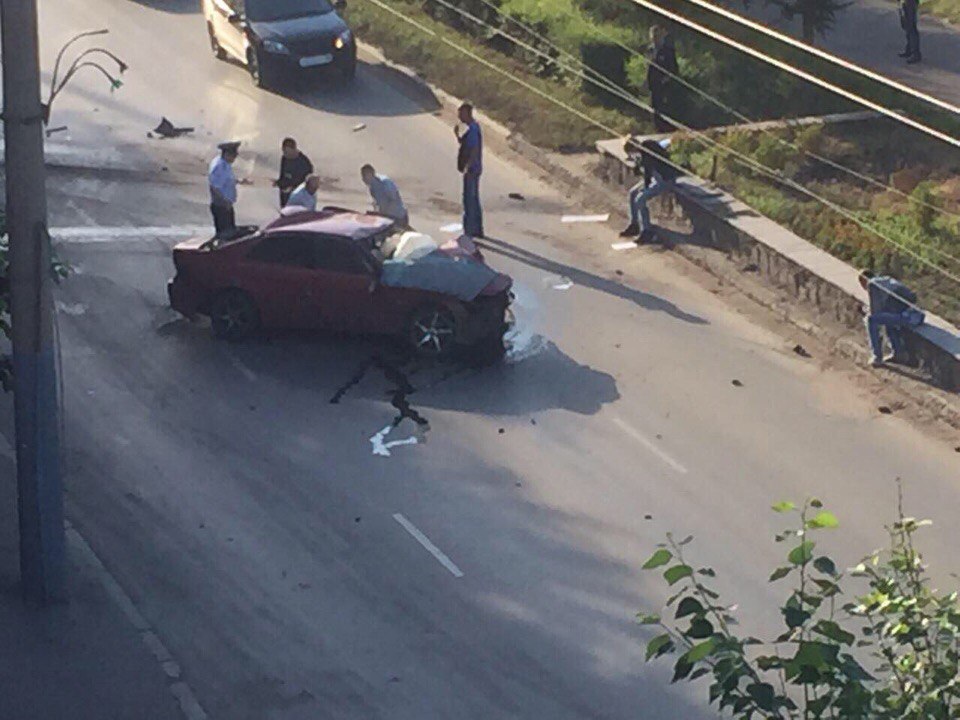 В Омске Lexus въехал в столб, госпитализированы пятеро В Омске Lexus въехал в столб, госпитализированы пятеро