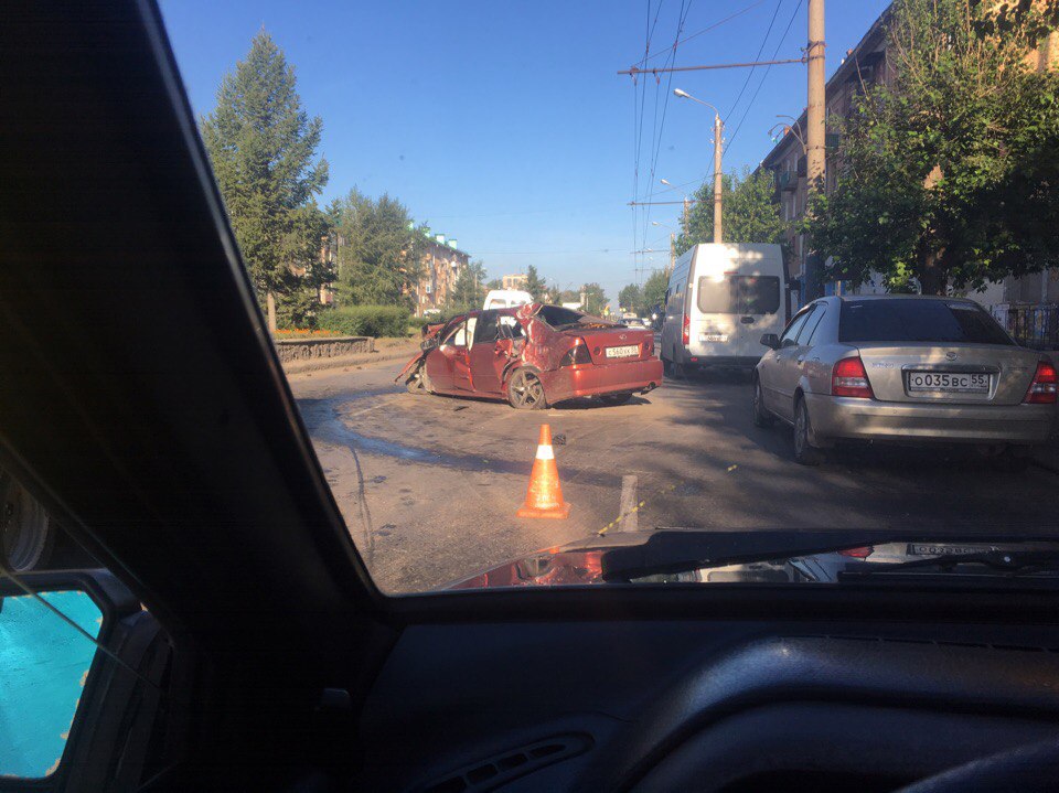 В Омске Lexus въехал в столб, госпитализированы пятеро В Омске Lexus въехал в столб, госпитализированы пятеро