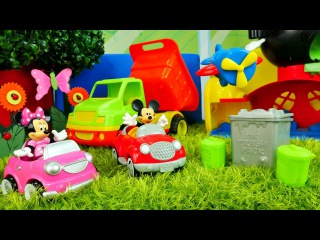 Kız oyuncakları - Mini ve Mickey Mouse oyuncak arabayla gezmeye gidiyorlar ve çöpleri topluyorlar!
