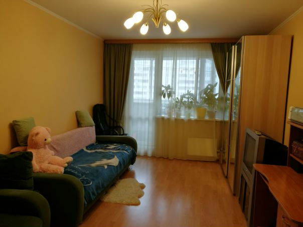 Фото: Без залога / без комиссии / от собственника (меня) <br>Москва, м. Братиславская<br><br>Сдаю комнату с балконом в хорошей квартире на длительный срок. Комната на двоих человек, двух девушек. Одна девушка уже живёт, ищу только девушку! <br><br>У тебя будет новая кровать с новым жестким матрасом (на фото). В комнате новый шкаф. <br><br>О местоположение (район Марьино): От метро Братиславская 6 минут пешком по людной улице, не идти через дворы и дебри. Рядом с домой парк (2-3 минуты пешком), в котором зимой и до весны каток, прокат коньков. В этом же парке летом велодорожки, новый ландшафтный дизайн, скамейки, фонари и т. д. Район действительно хороший, при встрече сами увидите, это не район серых 5ти этажек и депресняка. <br> До еще 2-х парков 8 минут пешком, в том числе до парка с уточками и прудами :) До набережной Москва-реки 15 минут пешком, ухоженная набережная, места для шашлыков, беседки, велодорожки, спортивные площадки. Поблизости множество продуктовых магазинов, в том числе круглосуточных, есть Ашан в 15 минутах пешком, есть кинотеатр в 8 минутах от дома пешком, и ТЦ (в котором можно купить вещи и погулять, покушать). Рядом множество сетевых кафешек и ресторанов, разных Суш, МакДональдс, БургерКинг и пр.<br>До МЕГИ, ИКЕА, ОБИ 15 мин на маршрутке.<br>В шаговой доступности несколько фитнес клубов разной ценовой категории (Зебра, X-Fit, Alex fitness и др.)<br>Квартира находится в доме, в котором живут приличные люди, все квартиры куплены, аккуратный и чистый подъезд. Нет наркош, быдла и прочего