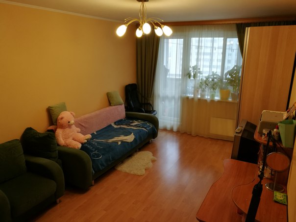 Фото: Без залога / без комиссии / от собственника (меня) <br>Москва, м. Братиславская <br><br>Сдаю комнату в хорошей квартире на длительный срок. Комната на двоих человек, двух девушек. Одна девушка уже живёт, ищу только девушку ! <br><br>Диван разбирается в двуспальную кровать, спать удобно. В комнате новый шкаф.<br><br>О местоположении (район Марьино): От метро Братиславская 6 минут пешком по людной улице, не идти через дворы и дебри. Район действительно хороший, при встрече сами увидите, это не район серых 5ти этажек и депресняка . <br> До набережной Москва-реки 15 минут пешком, ухоженная набережная, места для шашлыков, беседки, велодорожки, спортивные площадки. Поблизости множество продуктовых магазинов, в том числе круглосуточных, есть Ашан в 15 минутах пешком, есть кинотеатр в 8 минутах от дома пешком, и ТЦ.<br>До МЕГИ, ИКЕА, ОБИ 15 мин на маршрутке.<br>В шаговой доступности несколько фитнес клубов разной ценовой категории (Зебра, X-Fit, Alex fitness и др.)<br>Квартира находится в доме, в котором живут приличные люди, все квартиры куплены, аккуратный и чистый подъезд. Нет наркош, быдла и прочего