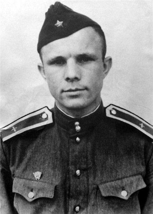Курсант Чкаловского училища Юрий Гагарин Курсант Чкаловского училища Юрий Гагарин