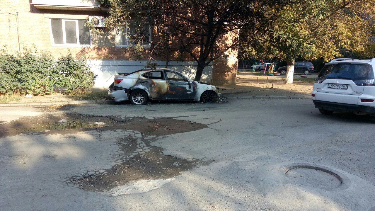 В Таганроге неизвестные сожгли Lexus за 2 млн рублей