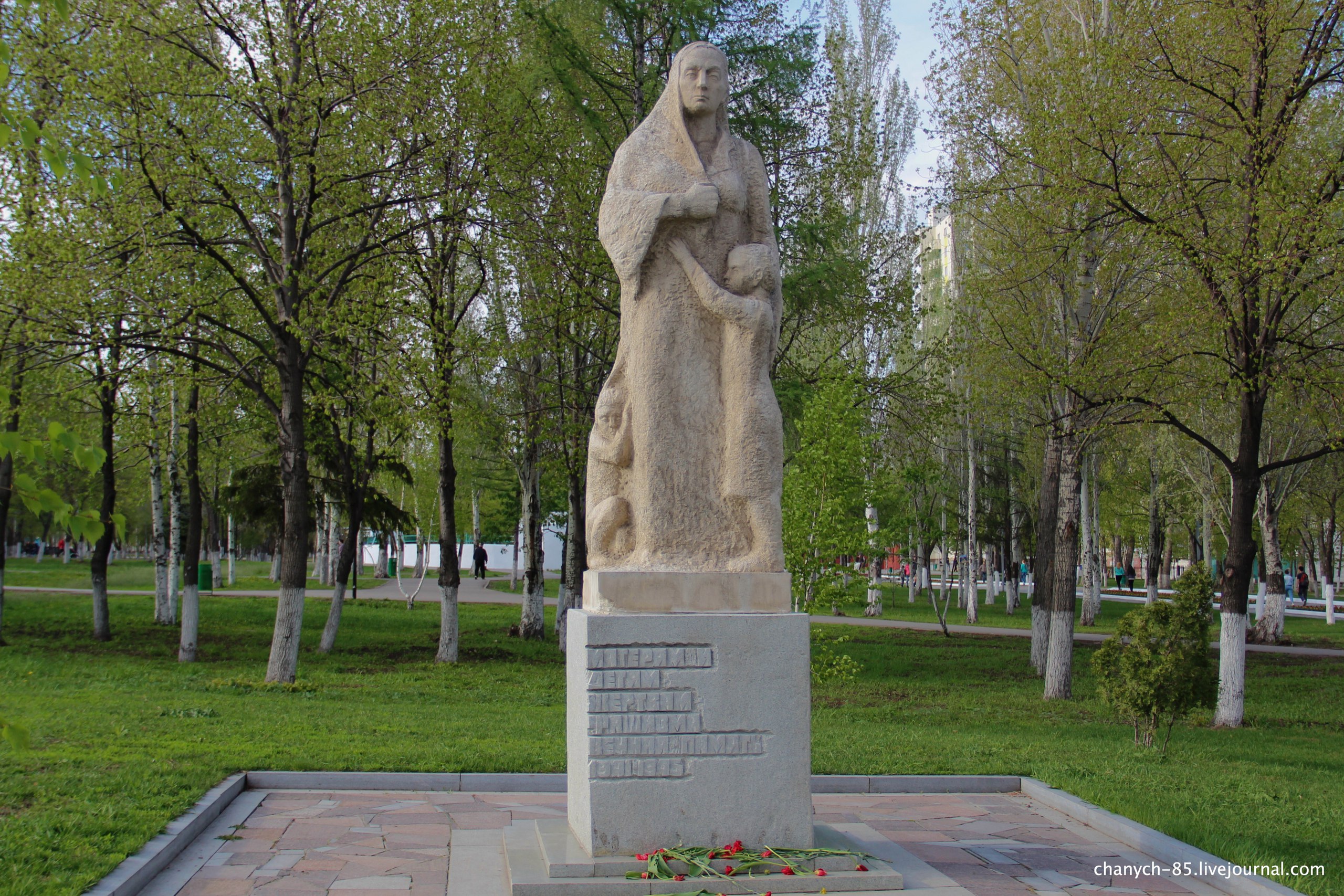 Памятники истории и культуры самарской области. Парк Победы Самара памятники. Самара парк Победы памятник несовершеннолетним узникам. Парк Победы Самара монумент Победы. Монументы в парке Победы Самара.