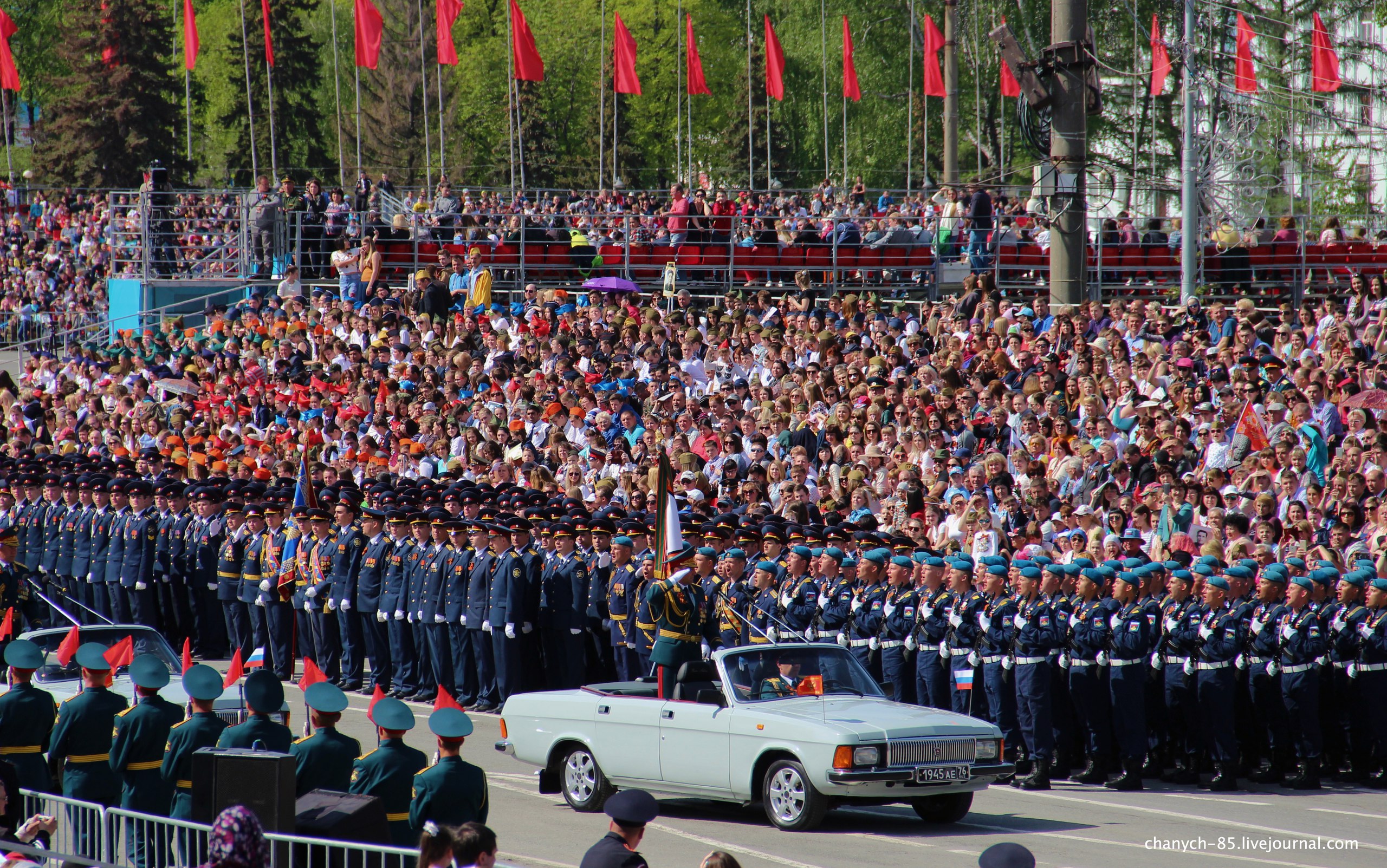 Парад ходила. Парад Победы. Парад Победы 2013 год. Люди на параде 9 мая. Самый большой парад Победы.