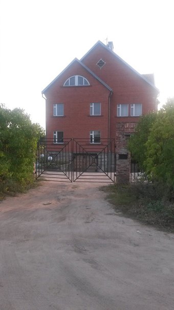 Объявление. <br> <br> <br> Продается автономная половина особняка в г.Немане Калининградской области, постройки 1998г., 100% готовности, в 4-х уровнях, все коммуникации, эл.питание 3-х фазное от отдельного фидера, телефон ,интернет Общая площадь 256м2 . 1 уровень: гараж, сауна с бассейном, овощехранилище; 2 уровень: каминный зал, столовая, кухня, холл с встроенным шкафом для одежды; 3 уровень: 4 комнаты; 4 уровень : 3 комнаты. Лестницы и полы 2 уровня - паркет из натурального дуба, двери из натуральных материалов. Полы 3 и 4 уровня имеют ковролиновое покрытие. Частично мебелирован, состояние хорошее. Экономичное автономное отопление на природном газе с автоматической регулировкой комнатной температуры позволяет низкие затраты по содержанию. <br> Земельный участок 8 соток, плодоносящий сад, металлическая застекленная теплица 35м2, хозяйственное строение площадью 68м2 с канализацией, водоснабжением, электроэнергией . <br> Стоимость 7500000руб. Торг возможен. <br>Мягкий комфортный климат, экологически чистый район благоприятен для проживания. Продажа возможна всего особняка. <br> Обращаться тел. 89062151652 - фото Фото: Объявление. <br> <br> <br> Продается автономная половина особняка в г.Немане Калининградской области, постройки 1998г., 100% готовности, в 4-х уровнях, все коммуникации, эл.питание 3-х фазное от отдельного фидера, телефон ,интернет Общая площадь 256м2 . 1 уровень: гараж, сауна с бассейном, овощехранилище; 2 уровень: каминный зал, столовая, кухня, холл с встроенным шкафом для одежды; 3 уровень: 4 комнаты; 4 уровень : 3 комнаты. Лестницы и полы 2 уровня - паркет из натурального дуба, двери из натуральных материалов. Полы 3 и 4 уровня имеют ковролиновое покрытие. Частично мебелирован, состояние хорошее. Экономичное автономное отопление на природном газе с автоматической регулировкой комнатной температуры позволяет низкие затраты по содержанию. <br> Земельный участок 8 соток, плодоносящий сад, металлическая застекленная теплица 35м2, хозяйственное строение площадью 68м2 с канализацией, водоснабжением, электроэнергией . <br> Стоимость 7500000руб. Торг возможен. <br>Мягкий комфортный климат, экологически чистый район благоприятен для проживания. Продажа возможна всего особняка. <br> Обращаться тел. 89062151652