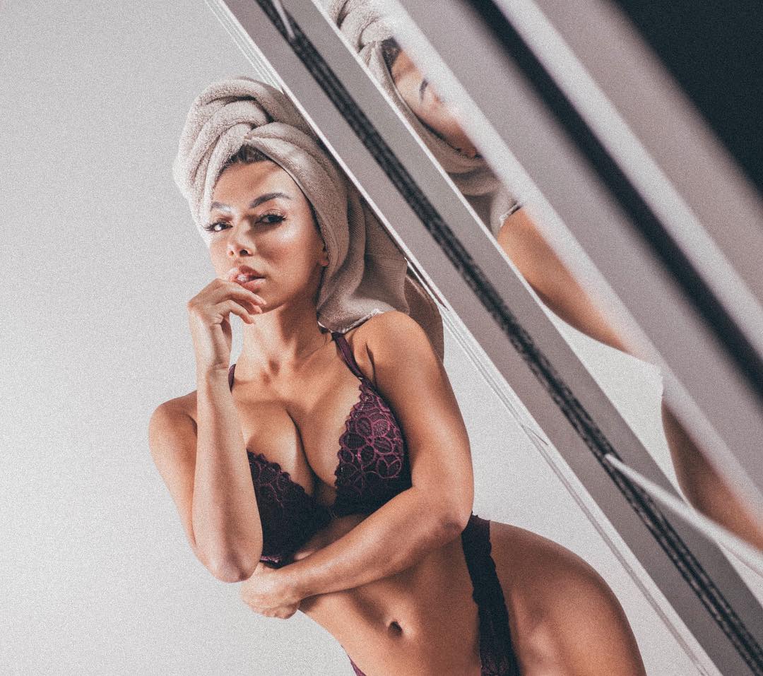 Femme black qui jouit de plaisir