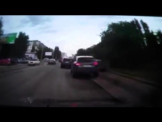 Гоняющий по срезанному асфальту в Воронеже Ford протаранил маршрутку
