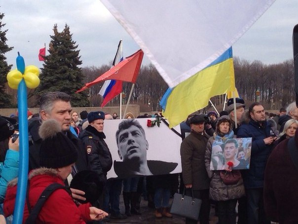 Геи, украинцы, оплаченная массовка: «Марш памяти Немцова» в Санкт-Петербурге